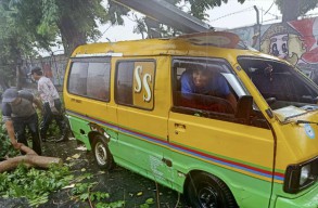 Panik, Begini Kesaksian Sopir Angkot yang Tertimpa Tiang PJU Roboh di Wonokromo