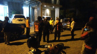 Diduga Depresi, Pria di Surabaya Lukai Istri dan Anak hingga Gorok Leher Sendiri