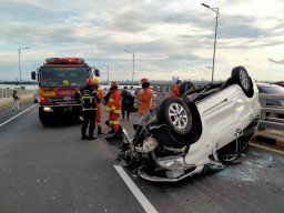 Toyota Avanza Terguling di Jembatan Suramadu