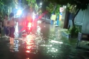 Hujan Sebentar, Surabaya Tetap Banjir Gaes