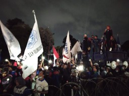 Lampu PJU di Grahadi Padam di Tengah Aksi Demo Buruh, Ada Apa?