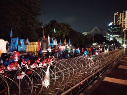 Foto Aksi Demo Buruh di Grahadi Malam Hari dengan Lampu PJU Mati
