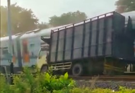 Truk Tersambar Kereta Api di Lamongan, Masinis Terluka