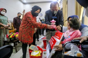 Mensos Risma Bantu Anak Penjual Korek Api Transplantasi Kornea Mata