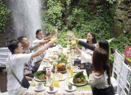 Video Romantisnya Sarapan di Depan Air Terjun Dlundung Mojokerto