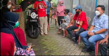 Bingung Tak Dapat SK, Ibu-ibu Kader di Pengampon Wadul ke Putra Mensos Risma