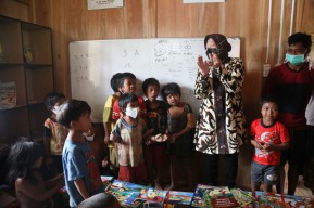 Cerita Mensos Risma Jadi Guru Dadakan di Masyarakat Suku Anak Dalam Jambi