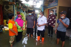 Kunjungi Kampung yang Terendam Banjir, Wakil Wali Kota Surabaya: Segera Diatasi