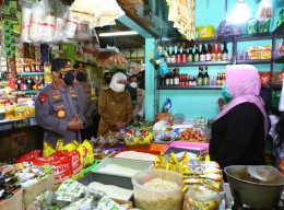 Sidak Pasar di Surabaya, Kapolri Sebut Stok Minyak Curah Aman Seminggu Kedepan
