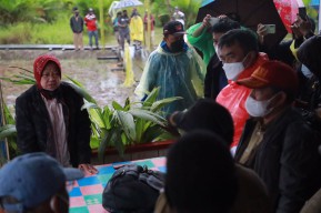 'Satu Tungku Tiga Batu' Bentuk Terima Kasih Pemkab Asmat Papua ke Mensos Risma