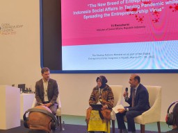 Jadi Pembicara di Arab Saudi, Mensos Risma Sapa dan Fasilitasi Pekerja Migran