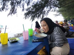 Makan Lontong Kupang di Pinggir Pantai, Asyiknya Mengisi Hari Libur di Kenjeran