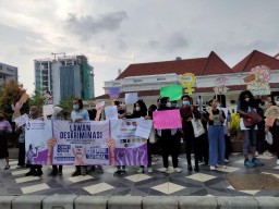 Peringati International Women Days, Aktivis Perempuan Surabaya Gelar Aksi Damai
