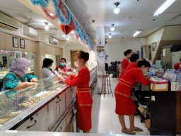 Harga Emas Naik, Masyarakat Berbondong Jual Perhiasan