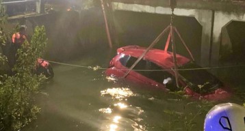 Honda Jazz Tercebur di Sungai Jalan Prapen Surabaya, Pengemudi Diduga Mabuk