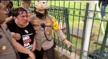 Ade Armando Babak Belur Dihajar Massa hingga Celananya Dilucuti di Kawasan DPR