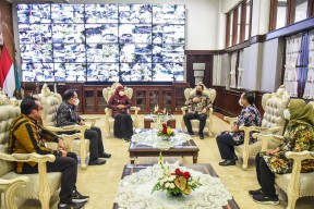 Gubernur Khofifah Kunjungi Kantor Wali Kota Surabaya, Eri: Saya Yakin Bermanfaat