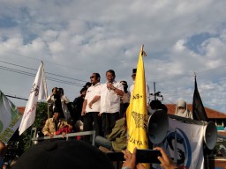 Temui Massa Demo, Ketua DPRD Jatim Janji Bawa Tuntutan Mahasiswa ke DPR RI