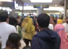 Pengunjung Panik, Begini Suasana di Dalam Tunjungan Plaza yang Terbakar