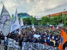 Bawa Tuntutan Ekonomi dan Pajak, Ribuan Mahasiswa Surabaya Gelar Aksi Demostrasi