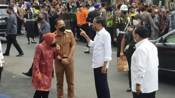 Kunjungan Presiden Jokowi di Surabaya, Bagi Bantuan hingga Kaos