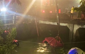 Harus Menyelam, Begini Proses Evakuasi Mobil Tercebur di Sungai Jalan Prapen