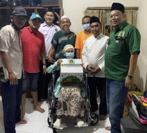 Berkomitmen Hadir & Selalu Ada untuk Warga, PPP Surabaya Beri Bantuan Kursi Roda