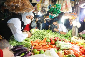 Sidak Pasar Jelang Ramadan, Gubernur Khofifah: Semua Aman Kecuali Minyak Goreng