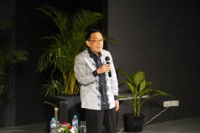 Pemilik Maspion Grup Ali Markus Berbagi Tips Sukses ke Mahasiswa UK Petra