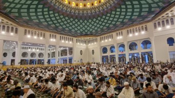 Mantab! Masjid Al Akbar Dipenuhi Anak-anak Muda saat Salat Qiyamul Lail
