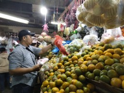 Aturan Kantong Plastik Diberlakukan di Surabaya, Pedagang Pasar: Tidak Mungkin