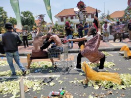 Seniman Gelar Aksi Teaterikal Protes Kepemimpinan Gubernur dan Kadisbudpar Jatim