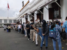 Lowongan Kerja BUMN Dibuka, Ratusan Orang Antre Mengurus SKCK di Surabaya