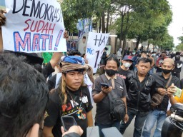 Kantor Demokrat Jatim Didemo Menolak Emil Dardak Jadi Ketua DPD