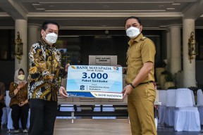 Pemkot Surabaya Terima Bantuan 300 Paket Sembako dari Bank Mayapada