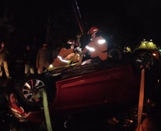 Begini Proses Evakuasi Mobil Tabrak Pembatas Jalan hingga Terbalik di Surabaya