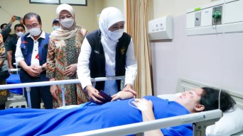 Gubernur Khofifah Jenguk hingga Ikut Tahlilan Korban Kecelakaan Bus di Tol Sumo