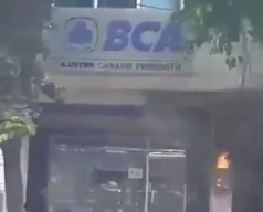 Meteran Listrik yang Diduga di Bank BCA Kembang Jepun Surabaya Terbakar