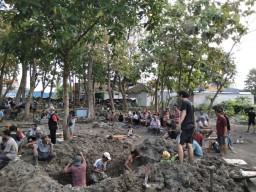 7 Korban Kecelakaan Bus Pariwisata di Tol Sumo Dimakamkan dalam Satu Liang Lahat