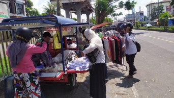 Dibantu Motor Roda 3 oleh Mensos Risma, Usaha Pria Disabilitas ini Makin Lancar