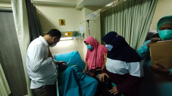 Jenguk Korban Seluncuran Ambrol, Wali Kota Eri Minta Pengelola Tanggung Jawab