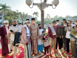 Warga Surabaya Antusias Salat Idul Fitri di Balai Kota Bersama Wali Kota Eri