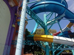 Seluncuran Kolam Renang Kenjeran Ambrol, Belasan Pengunjung Terluka