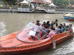 Perahu Wisata Kalimas juga Diserbu Pengunjung saat Libur Lebaran