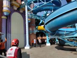 Salah Satu Korban Seluncuran Ambrol Kenpark Surabaya Divonis Cacat Permanen