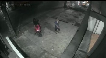 Ini Rekaman CCTV Diduga Pelaku Pencurian Motor di Kantor Media Online