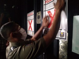 Satpol PP Segel Semua Outlet Holywings di Surabaya