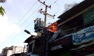 Bengkel di Simo Surabaya Terbakar, 17 Unit Damkar Dikerahkan