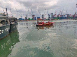 Warga Bangkalan Madura Nekat Loncat dari Jembatan Suramadu, Ini Ceritanya