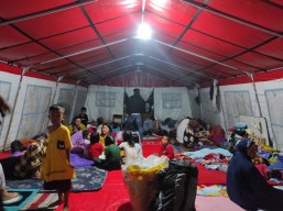 Gerak Cepat, Mensos Risma Perintahkan Pengiriman Bantuan Korban Gempa Mamuju